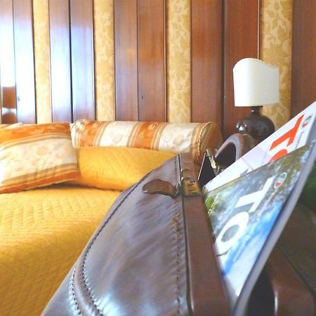 Romulus Rex Hotel Екстериор снимка