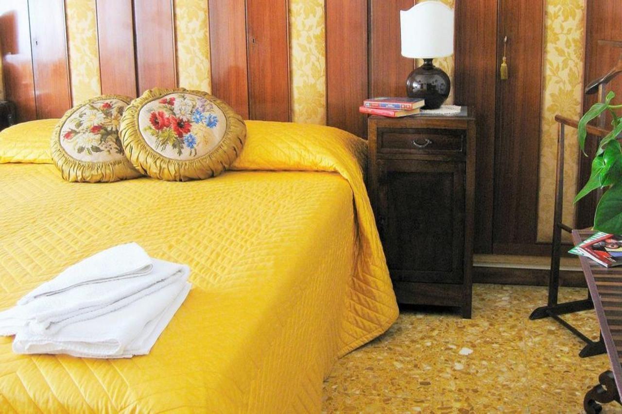 Romulus Rex Hotel Екстериор снимка
