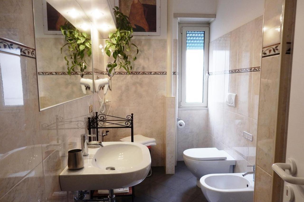 Romulus Rex Hotel Екстериор снимка