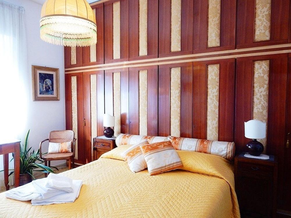 Romulus Rex Hotel Екстериор снимка