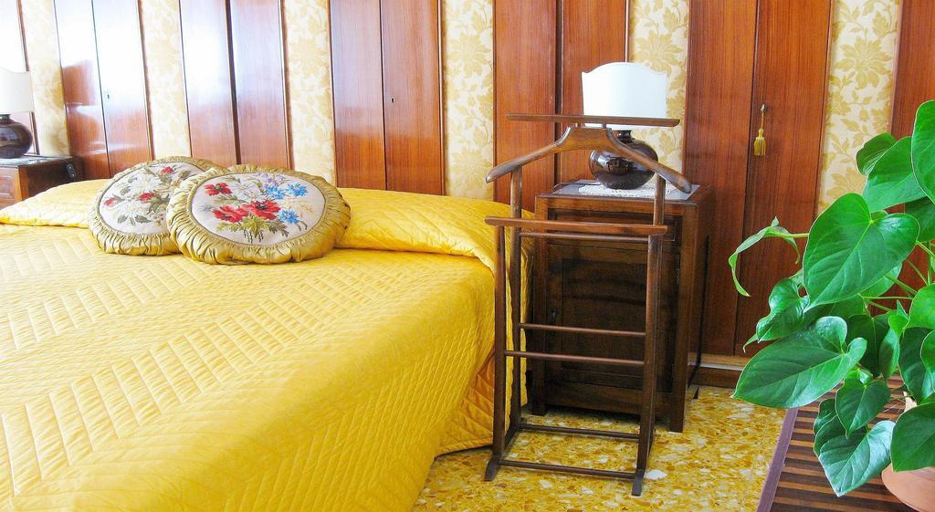 Romulus Rex Hotel Екстериор снимка