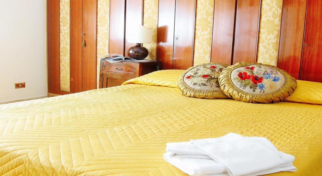 Romulus Rex Hotel Екстериор снимка