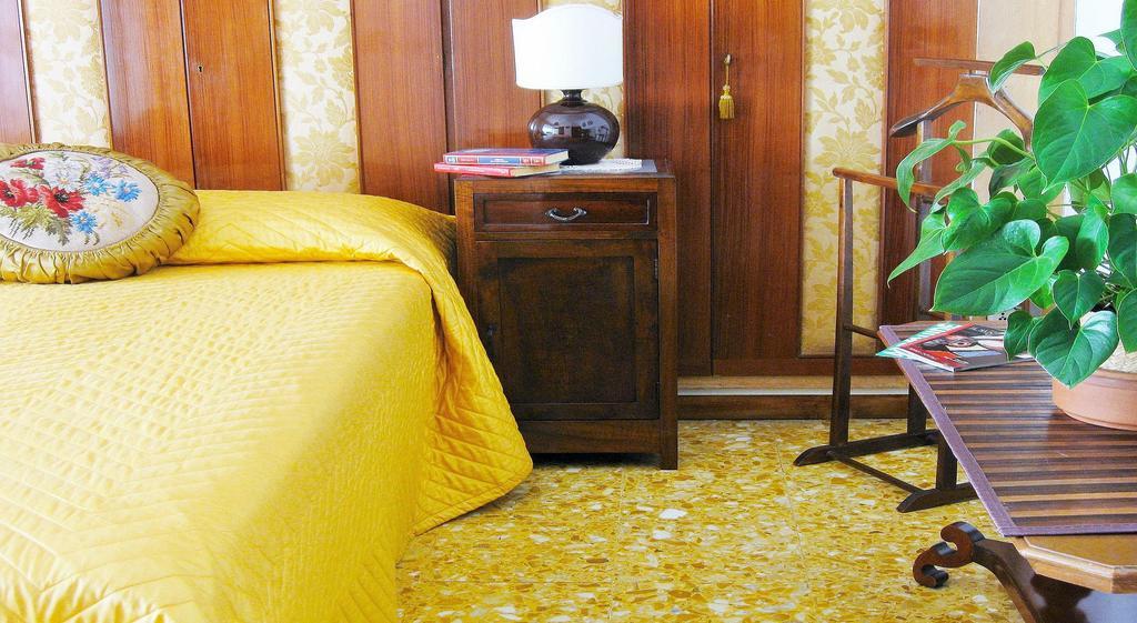 Romulus Rex Hotel Екстериор снимка