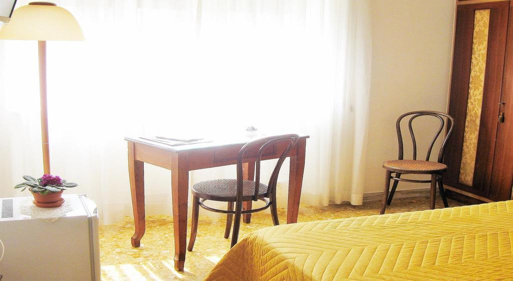 Romulus Rex Hotel Екстериор снимка